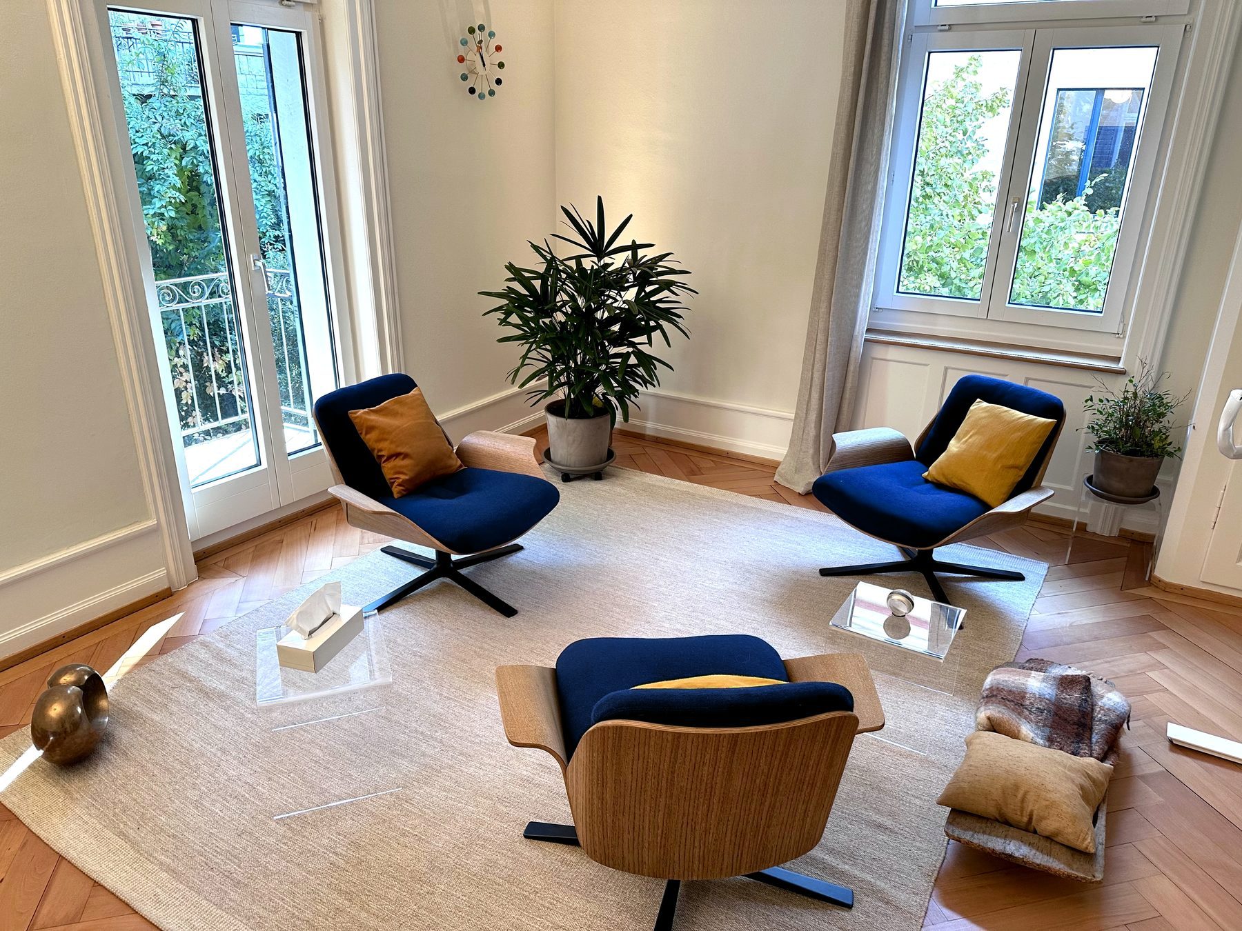Therapieraum mit drei Sesseln